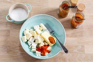 Den Käse mit Paprikapulver vermengen.