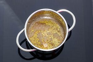 Obazda-Zutat Butter warm werden lassen.