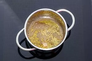 Obazda-Zutat Butter warm werden lassen.