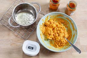 Die Butter mit dem Käse-Paprika-Gemisch vermengen.