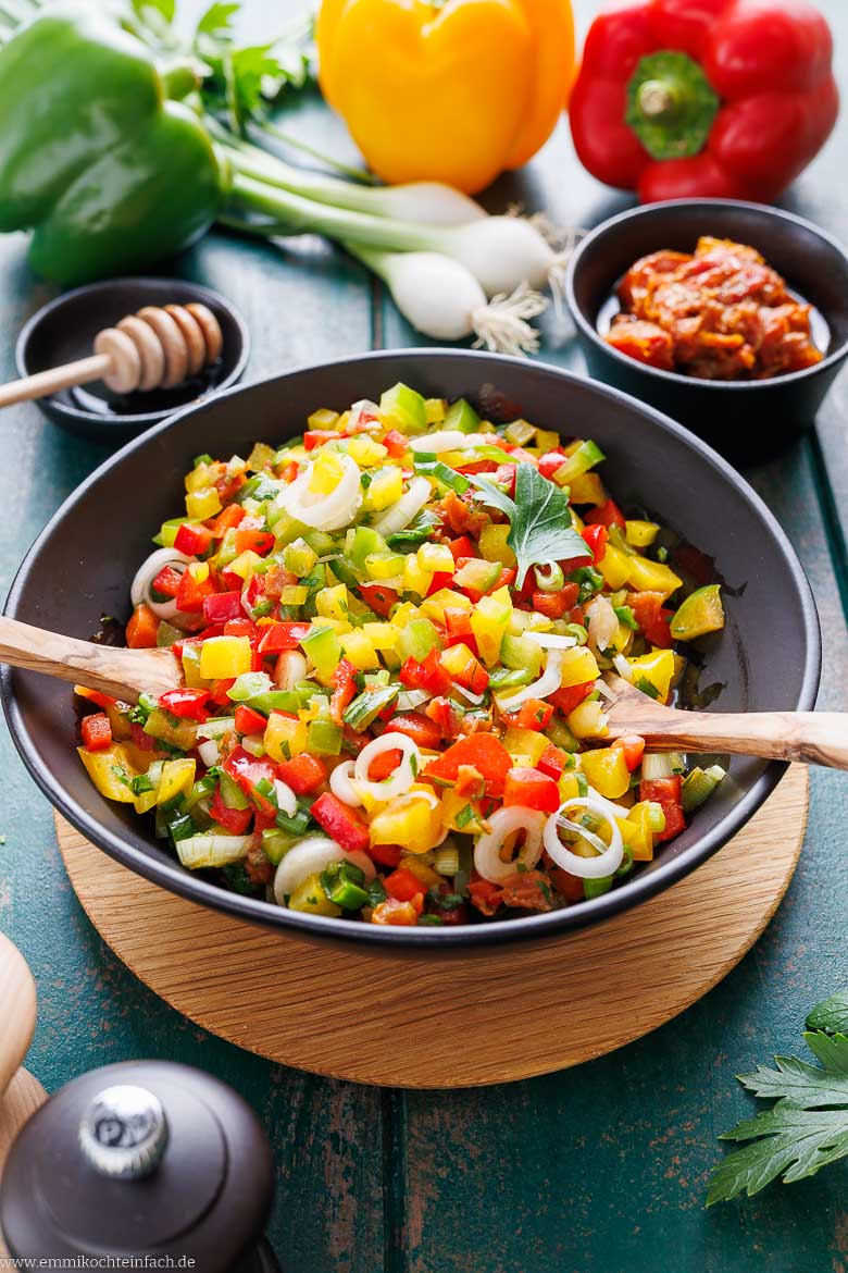 Knackiger Salat aus bunter Paprika, pikanten Frühlingszwiebeln und würzigem Dressing