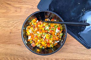 Vermenge das Gemüse mit dem selbstgemachten Dressing.