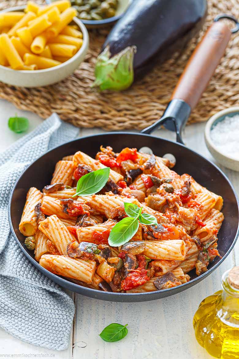 Sizilianische Pasta alla Norma mit Basilikum