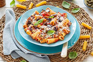 Fertig ist die Pasta alla Norma und kann mit Ricotta Salata oder Pecorino serviert werden.