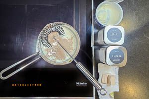 Hefe in warmer Milch auflösen und Joghurt sowie Gewürze zugeben.