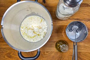 Mehl und Öl mit der Milch-Hefemischung vermengen.