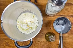 Mehl und Öl mit der Milch-Hefemischung vermengen.