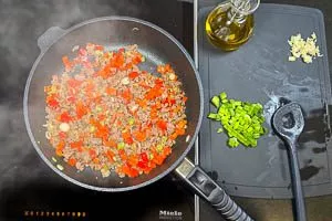 Gemüse und Hackfleisch anbraten.