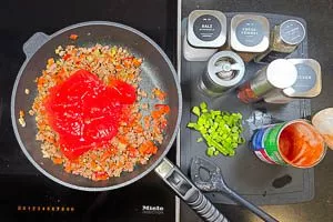 Mit Tomaten ablöschen.
