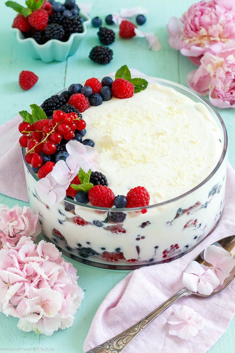 Nachtisch mit Quark und Beeren