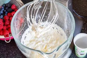 Gewaschene Beeren und geschlagene Sahne vorbereiten