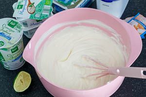 Quark, Joghurt, Frischkäse, Zucker und Limette vermengen