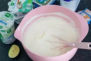 Quark, Joghurt, Frischkäse, Zucker und Limette vermengen