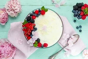 Quark-Dessert mit Beeren servieren