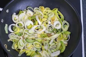 Lauch in der Pfanne braten.