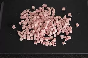 Schinken würfeln.