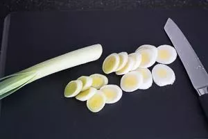 Lauch waschen und in Scheiben schneiden.