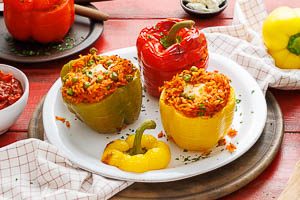 Vegetarisch gefüllte Paprikaschoten warm servieren