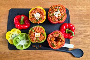 Paprikaschoten mit der Reis-Masse und Feta befüllen