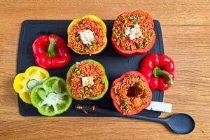 Paprikaschoten mit der Reis-Masse und Feta befüllen