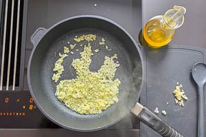 Knoblauch, Zwiebeln und Öl in einer Pfanne erhitzen