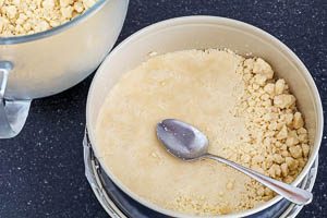 Streusel für den Boden fest drücken.