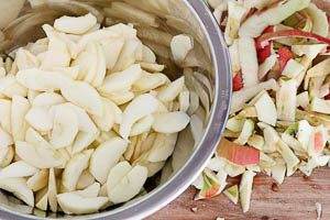 Äpfel schälen und in Spalten zerteilen.