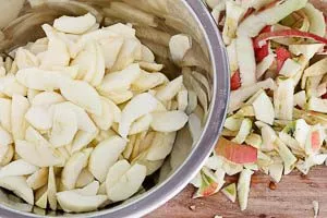Äpfel schälen und in Spalten zerteilen.