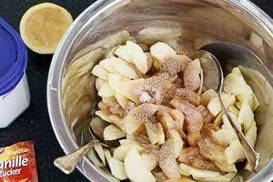 Mit Zucker, Zitrone, Vanillezucker und Zimt würzen.