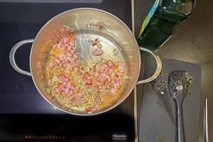 Speck und Zwiebeln anbraten.