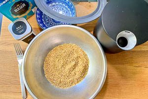 Bulgur und Salz vermengen. Wasser im Wasserkocher aufkochen.