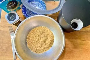 Bulgur und Salz vermengen. Wasser im Wasserkocher aufkochen.
