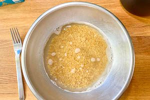 Kochendes Wasser zum Bulgur geben und umrühren.