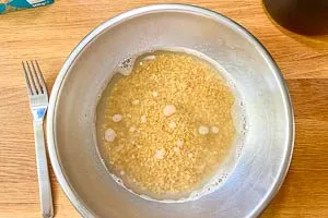 Kochendes Wasser zum Bulgur geben und umrühren.