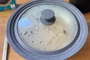 Deckel auf die Schüssel und 10 bis 15 Minuten je nach Bulgur quellen lassen.