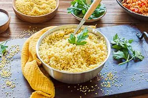 Fertig ist dein lockerer und luftiger Bulgur.