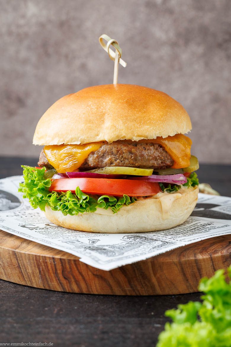 Burger selber machen mit Hackfleisch, leckerer Sauce und frischem Gem&uuml;se.