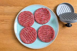 Hackfleisch mit der Burgerpresse formen.