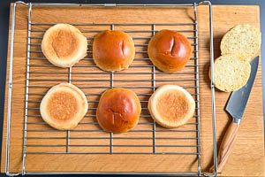Burgerbuns vorbereiten und im Ofen erwärmen