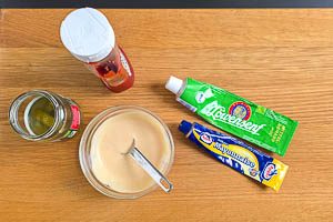 Burgersauce vorbereiten.