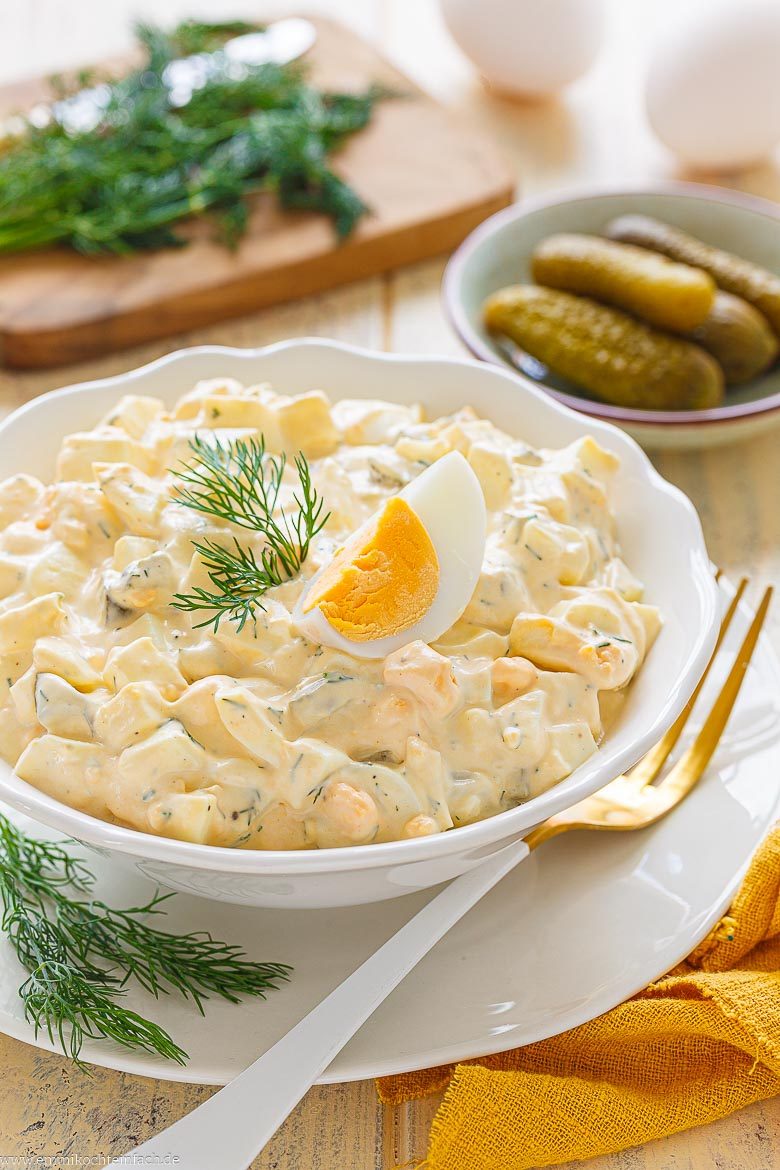 Eiersalat mit cremigem Dressing und knackigen Cornichons