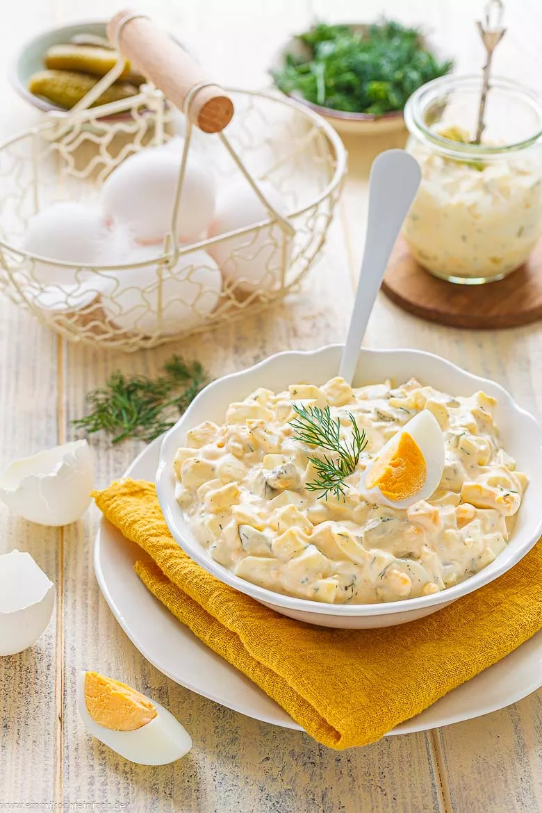 Einfacher Salat mit Eiern und Mayonnaise