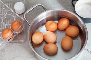 Eier für den Eiersalat hart kochen