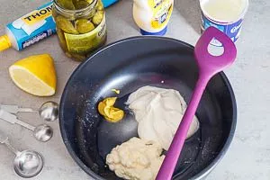 Eiersalat-Dressing zubereiten