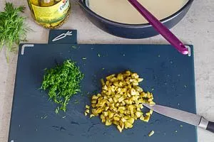 Cornichons-Gurken würfeln und Dill schneiden