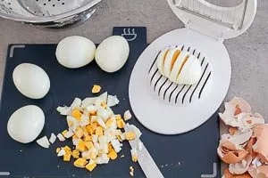 Geschälte Eier in Stücke schneiden