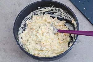 Eier unter das Dressing heben