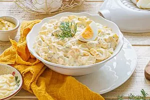 Frischen Eiersalat in einer Schale servieren