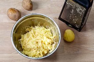 Kartoffeln waschen, schälen und reiben