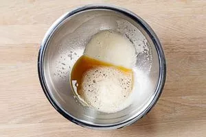 Das abgefangene Wasser des Kartoffelabriebs abgießen und die Stärke verwenden